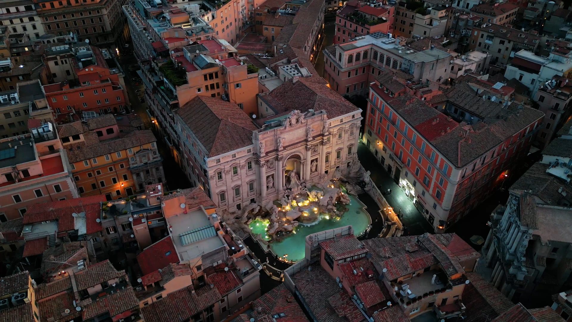 Vista aérea da Fontana di Trevi, em Roma, ao anoitecer